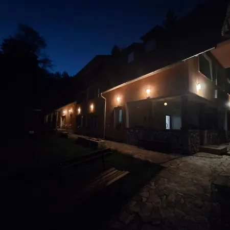 Bed & Breakfast Dworek Lesny *